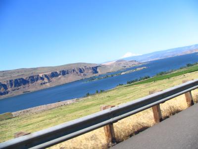 065 OR Geologic formation and Colombia river.JPG
