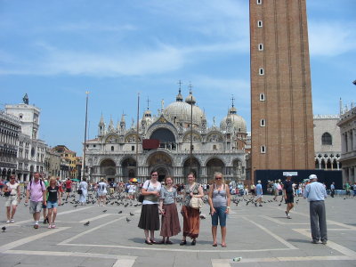 056-Abbey, Ari, Andrea, Hannah, outside San Marco