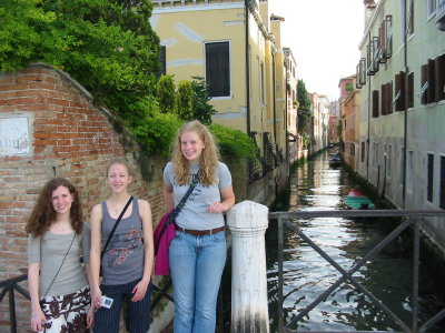 107-Ari, Bonnie, Natalie on Bridge in Venice