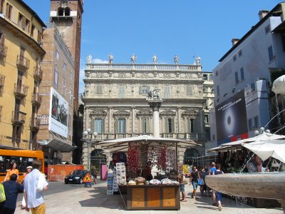 784-Market in Verona