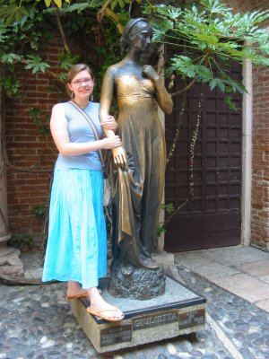 796-Andrea at Juliet's Statue
