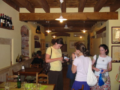 798-Abbey, Bonnie, Rachel, Sarah in Cafe