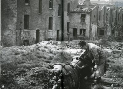 Man Digging at Crazy Machine p.40-41.jpg