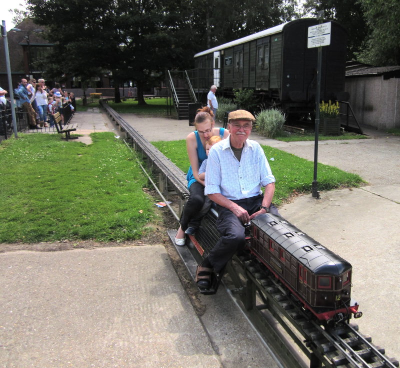 Tonbridge  Model  Engineering  Society  coach  and  train  ride.