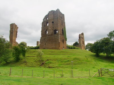 Sheriff  Hutton  castle  ruins. /  4