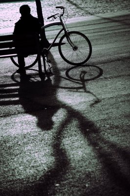 un banco, una bici, un libro.