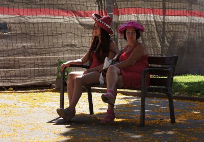 dos mujeres con sombrero