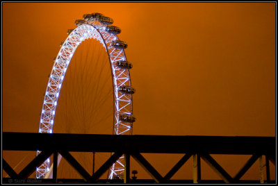 1/2 the London Eye at night