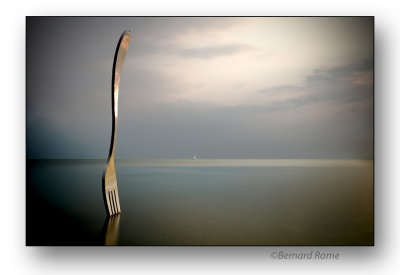 Sculpture et voilier au soleil couchant (Lac Léman. Montreux)