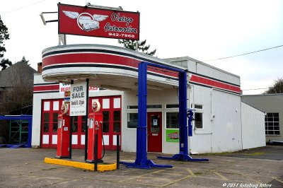 Vintage Gas Station for Sale in Cottage Grove