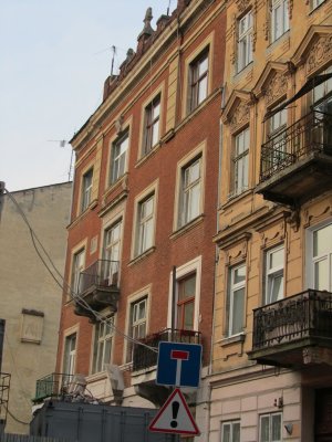 the building which once led to the Golden Rose synagogue