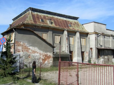 the former Zasanie synagogue west of the San river, now empty