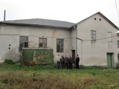 ...who helps us gain access into the former synagogue near Valova street