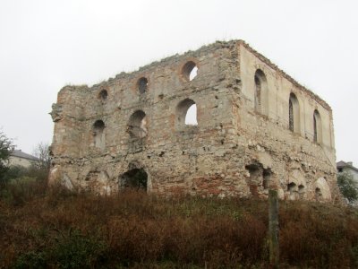 a quick stop in Hrymailiv, to see the ruins of the synagogue there...
