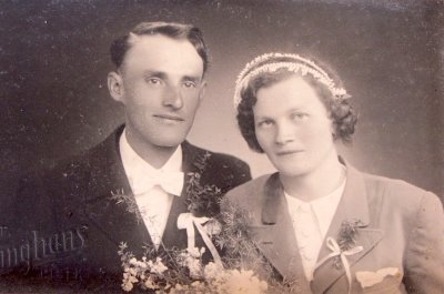 the wedding photo of her father and her mother (Anna Prochzkov)