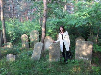 Marla finds her g-g-g-grandfathers headstone!