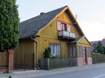 then crossing town to the museum, we pass some historic wooden houses