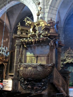 a nautical theme in the pulpit design