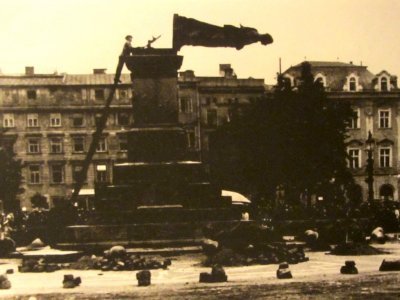 Germans toppling the Mickiewicz monument in the market square
