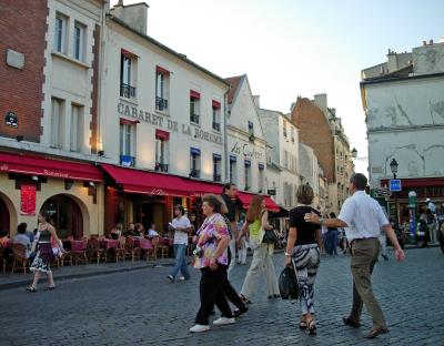 A typical street scene, just off Place des Tertres.