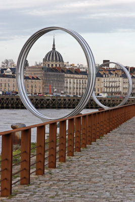 Bords de Loire : anneaux de Buren