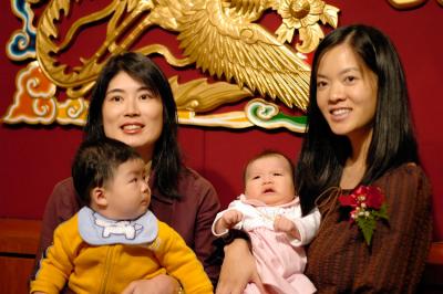 g4/67/542967/3/52234254.NathanielandOlivawithMommies.jpg