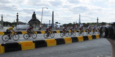 Team BMC with yellow jersey winner Cadel Evans (left), Paris