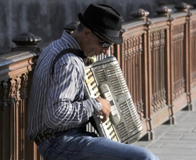 Street musician and accordion, on the Pont au Double