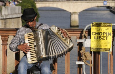 Street musician and accordion, on the Pont au Double
