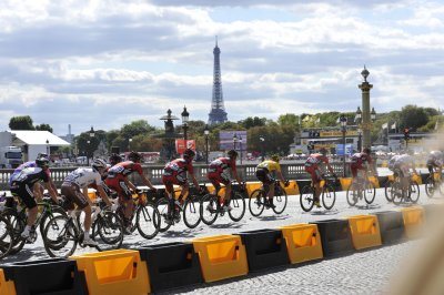 Team BMC with yellow jersey winner Cadel Evans, Paris, 2011