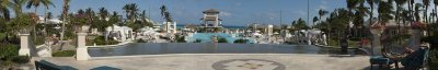 Panorama de la piscine du Sandals. Un dcor de rve. 