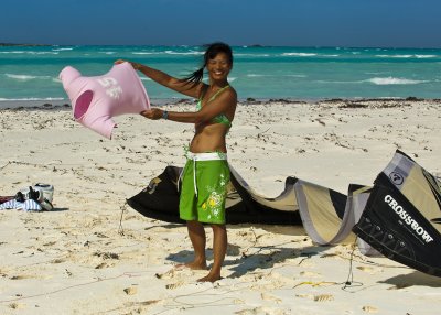 Maria sur une le dserte, teste le vent.