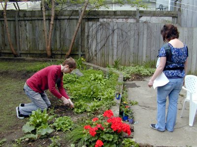 08 gardening - Keith, Kate.JPG