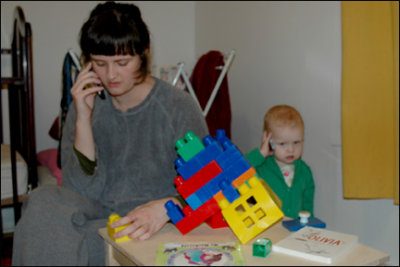 14 mom_v_phone.jpg