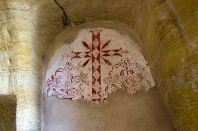 Cruz pintada a la entrada sacrista