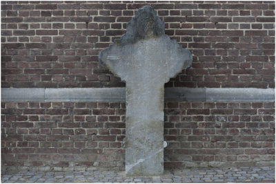 grafkruis tegen zijgevel van de Martinuskerk