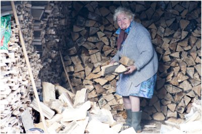 Brandhout stapelen voor de winter