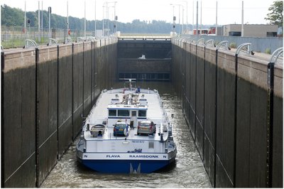 de sluis in het Julianakanaal