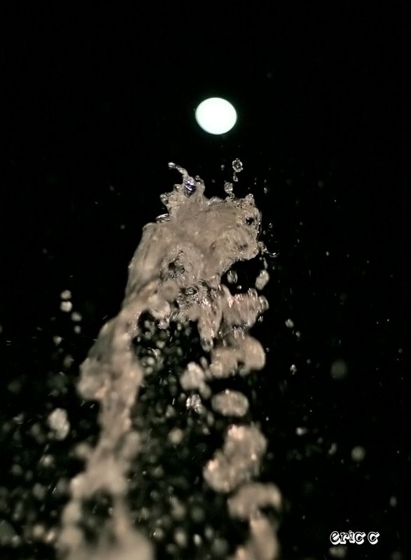Un flirt avec la lune ....  ;)
