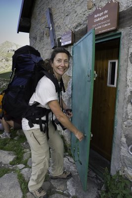 La gardienne des clefs ouvre enfin la porte du refuge .