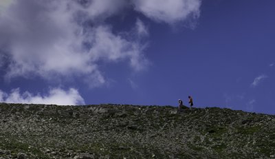 Titi et polochon tout en haut de la montagne