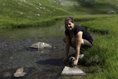 Petite halte pour la sieste , prs de l'eau, un magnifique ide de Titi .