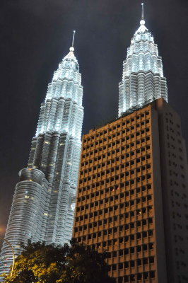 Petronus twin towers at night