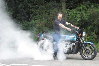 g4/69/14969/3/51886003.KZ2600V12c.jpg