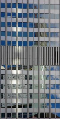 g4/69/388969/3/60669619.FrankfurtCoBaTowerreflections_DSC0910sRGB01PC.jpg