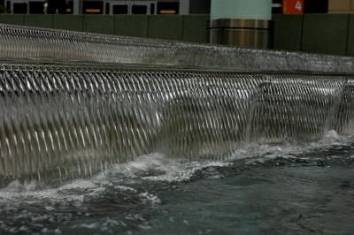 g4/69/388969/3/60710899.FrankfurtWelleWaterfall_DSC0877sRGB01.jpg