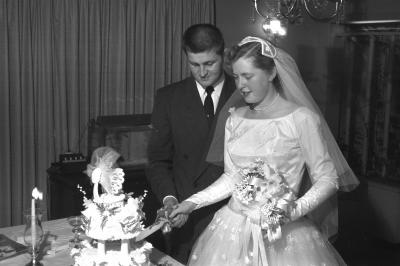 B&Ewed_02_cutcake.jpg