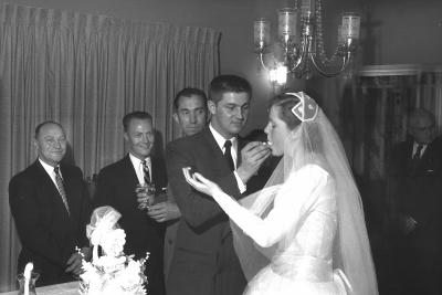 B&Ewed_03_eatcake.jpg