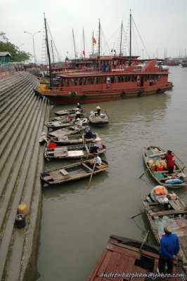 Ha_Long_Bay_Boat_Dock.jpg