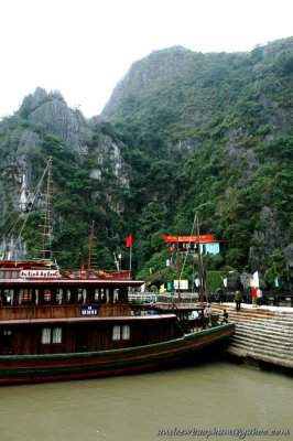 Ha_Long_Bay_Cave_Entrance.jpg